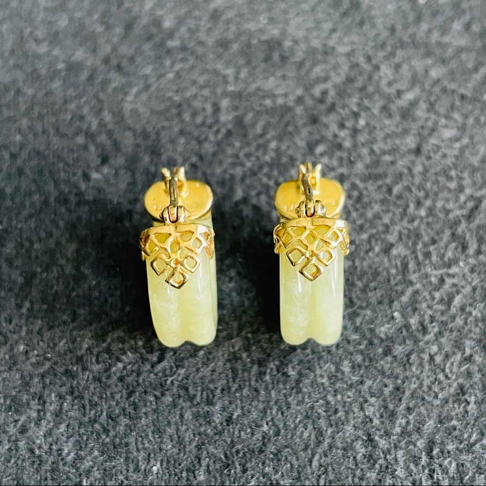 🎉Sold🎉 Estate 14k Gold Solid Green Jade Hoop Huggie Earrings - Picture 7 of 9